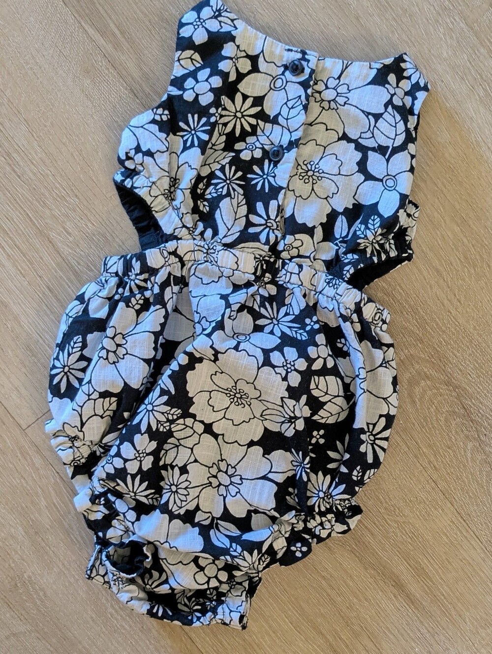 Baby Gap Black White Floral Daisy Summer Bodysuit Romper 3-6 Months - Picture 3 of 4